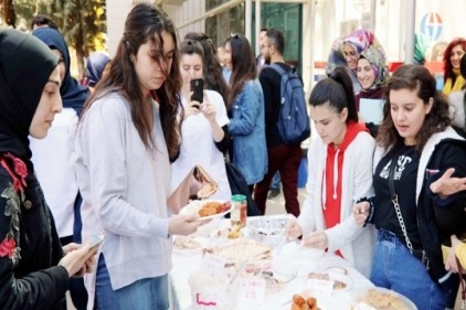 Öğrenciler huzurevi sakinleri yararına kermes düzenledi