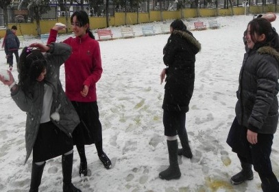 Öğrenciler kar keyfini doyasıya yaşadı 