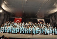 Öğrenciler kep atarak mezun oldu