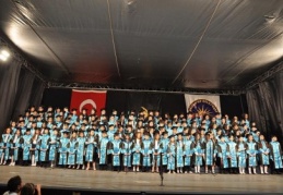 Öğrenciler kep atarak mezun oldu
