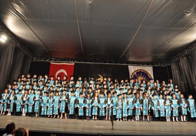 Öğrenciler kep atarak mezun oldu