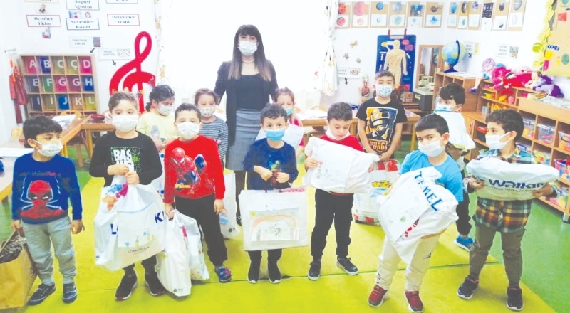 Öğrenciler, kırtasiye malzemelerini paylaştı