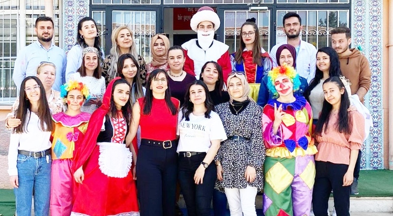 Öğrenciler kurumda bulunan çocuklara eğlenceli yüz boyama yaptı