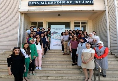 Öğrenciler, laboratuvar çalışmalarının sonuçlarını poster haline getirip sergiledi