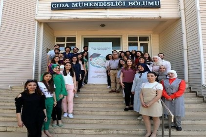 Öğrenciler, laboratuvar çalışmalarının sonuçlarını poster haline getirip sergiledi