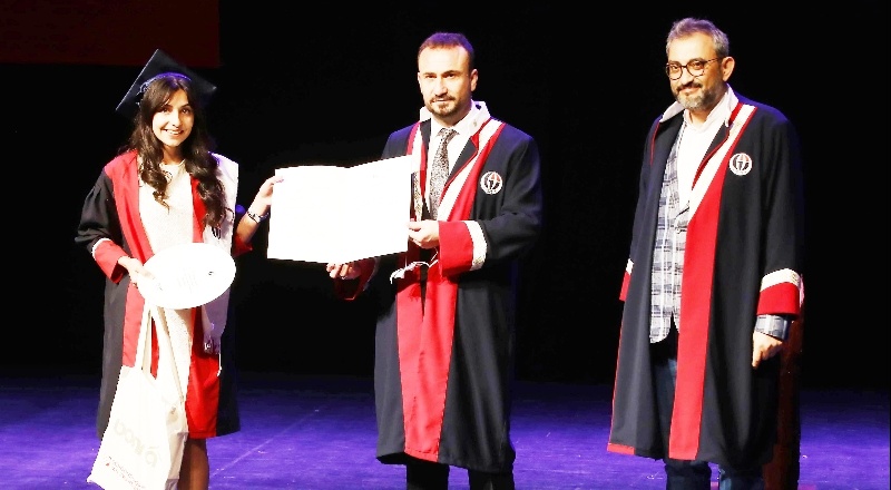 Öğrenciler, mezuniyet belgelerini aldı