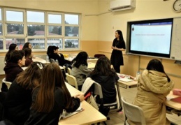 Öğrenciler, mülteci çocuklarla iletişim kurarken onları daha iyi anlayabilecek