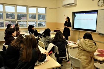 Öğrenciler, mülteci çocuklarla iletişim kurarken onları daha iyi anlayabilecek