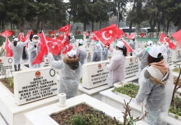 Öğrenciler şehitleri ziyaret etti