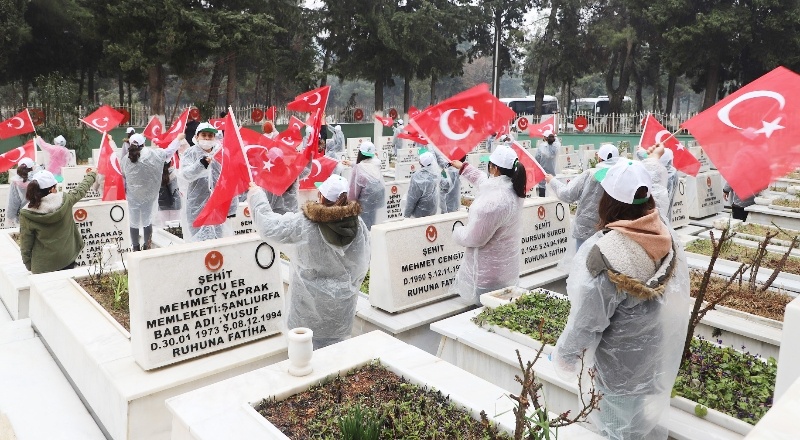 Öğrenciler şehitleri ziyaret etti