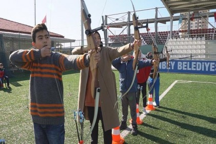 Öğrenciler, tatillerini spor tesislerinde değerlendirdiler