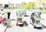 Öğrenciler, trafik kuralları eğitimlerine katıldı ve akülü araç kullandı