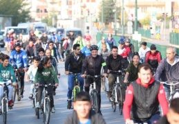 Öğrenciler ve vatandaşlarla birlikte pedal çevirdi