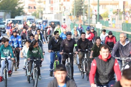 Öğrenciler ve vatandaşlarla birlikte pedal çevirdi