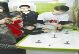 Öğrenciler yapılan deneyleri yakından izledi 