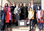 Öğrenciler yaptıkları oyuncakları ana okulu öğrencilerine veriyor