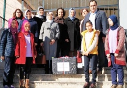 Öğrenciler yaptıkları oyuncakları ana okulu öğrencilerine veriyor