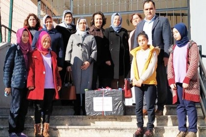 Öğrenciler yaptıkları oyuncakları ana okulu öğrencilerine veriyor