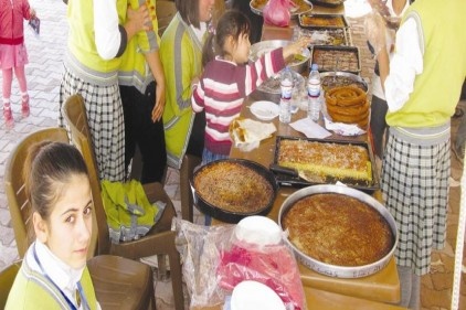 Öğrenciler yararına kermes düzenlendi 