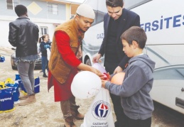 Öğrenciler, yardımları köylerde yaşayan ihtiyaç sahiplerine dağıttı
