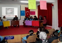 Öğrenciler yardımlaşıyor