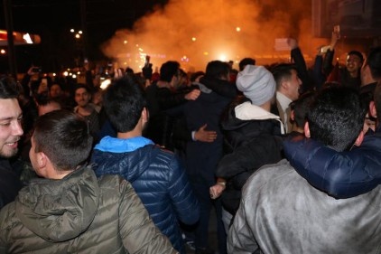 Öğrenciler yeni yıla üniversite meydanında girdi
