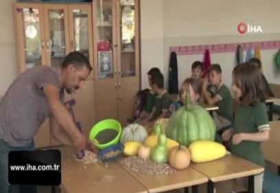 Öğrencilerden 42 kiloluk bal kabağı
