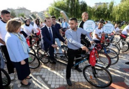 Öğrencilere 300 adet bisiklet dağıtıldı