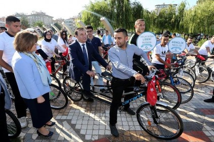 Öğrencilere 300 adet bisiklet dağıtıldı