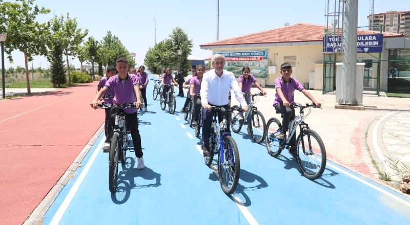 Öğrencilere, 40 bin bisiklet hediye edildi