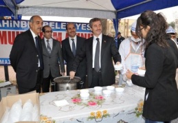 Öğrencilere aşure dağıtıldı 