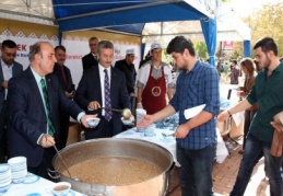 Öğrencilere aşure dağıttı