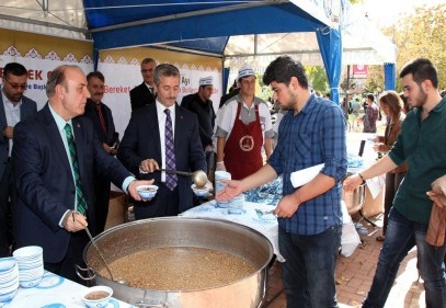 Öğrencilere aşure dağıttı