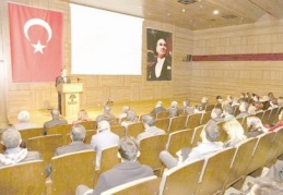 Öğrencilere çevre duyarlılığı geri dönüşüm anlatılıyor