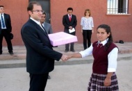 Öğrencilere dizüstü bilgisayar hediye edildi