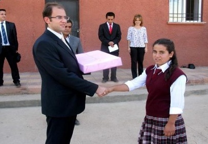 Öğrencilere dizüstü bilgisayar hediye edildi