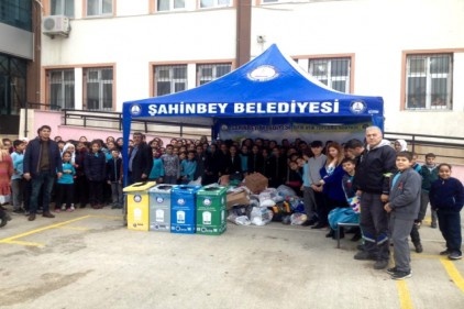 Öğrencilere evlerinde getirdikleri atıklar karşılığında ödül veriliyor