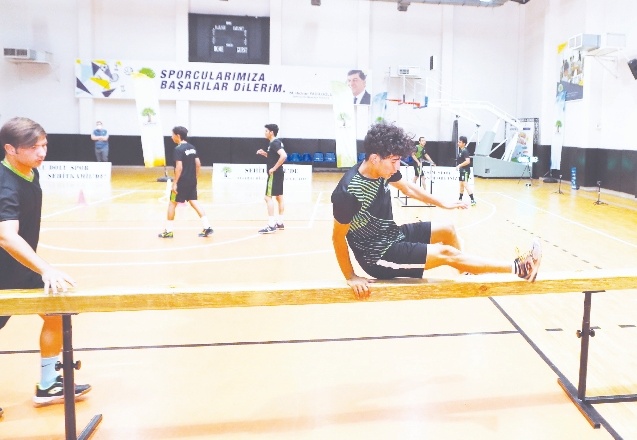 Öğrencilere, farklı üniversitelerin parkur içeriklerine göre eğitim veriliyor