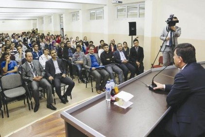 Öğrencilere, gelecekleriyle ilgili altın öğütlerde bulundu