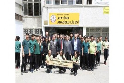 Öğrencilere iş ve siyaset hayatındaki deneyimlerini ve belediyeciliği anlattı