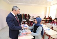 Öğrencilere kaynak kitap ve test dağıtılıyor