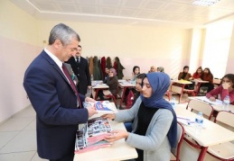Öğrencilere kaynak kitap ve test dağıtılıyor
