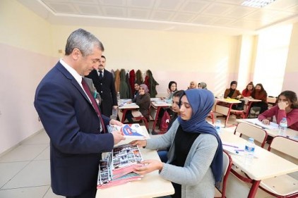 Öğrencilere kaynak kitap ve test dağıtılıyor