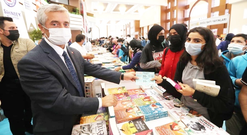 Öğrencilere, kitap almaları için 50 bin adet çek dağıtıldı