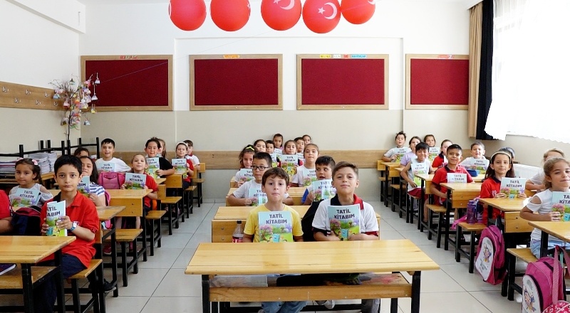 Öğrencilere kitap hediye edildi