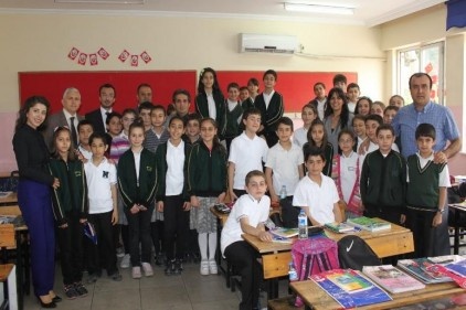 Öğrencilere kıtap hediye edildi