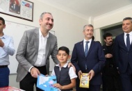 Öğrencilere kitap hediye etti