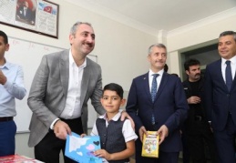 Öğrencilere kitap hediye etti