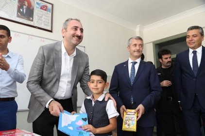 Öğrencilere kitap hediye etti