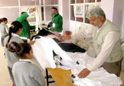Öğrencilere kıyafet ve kırtasiye yardımı yapıldı